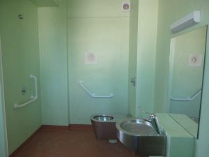 Chacune des trois cellules pour détenus handicapés est notamment équipée d'un lit réglable, d'une douche intérieure et de toilettes rehaussées avec barres d'appui. © DR