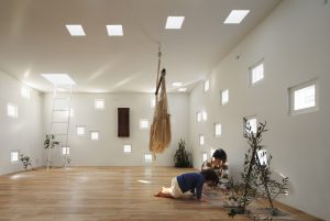 À Tokyo, dans le quartier de Itabaki, l’architecte Takeshi Hosaka a dessiné, en 2010, une maison familiale aux cent fenêtres, d’une grande plasticité, lesquelles permettent aux parents atteints de surdité de maintenir le contact avec leurs deux enfants. ©Koji Fuji