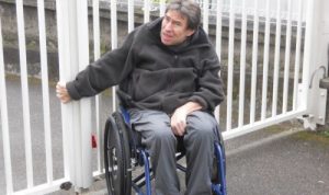Jean-Marie Gros s'estime discriminé en raison de son handicap puisqu'il ne peut plus sortir seul de sa résidence, à cause d'un portillon défaillant. © DR 