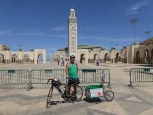 Le 15 août 2015, Jean-François Bitaine prend le départ devant la mosquée Hassan II à Casablanca © DR