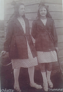 Yvonne, à droite sur la photo, est décédée à l'hôpital de Clermont de l'Oise, en 1944.