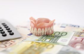 Herausnehmbarer Zahnersatz, Euroscheine, Taschenrechner