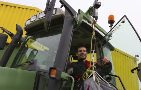 A Mayenne, Simon Martineau a mis au point un système de treuil de transport pour rendre un tracteur