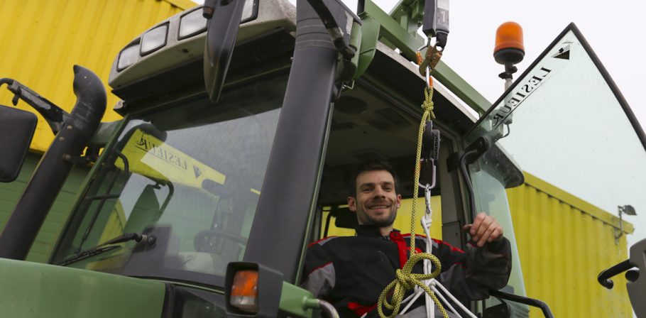 A Mayenne, Simon Martineau a mis au point un système de treuil de transport pour rendre un tracteur